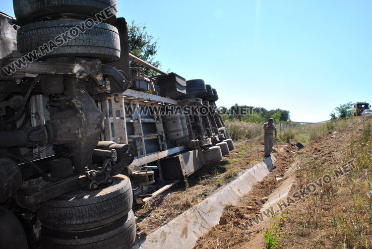 Тир се обърна в дере край магистрала „Марица“