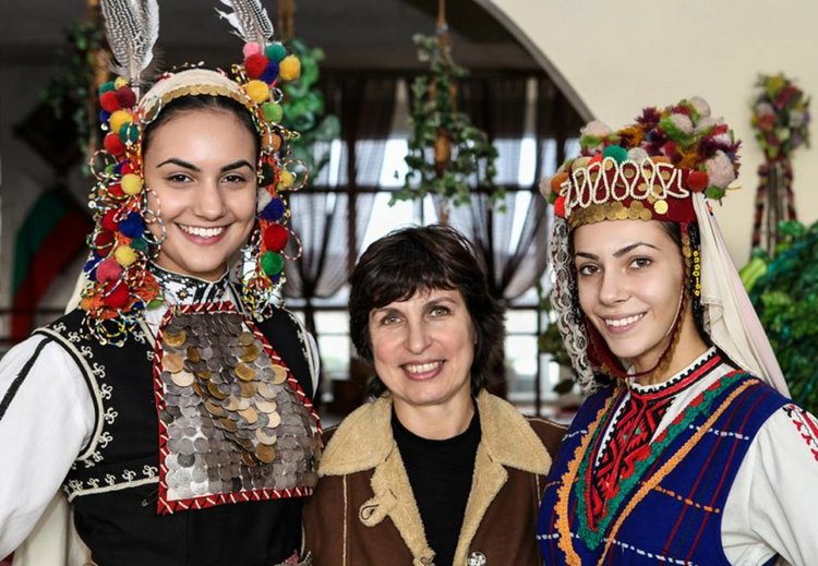 Антония Иванова (в средата)