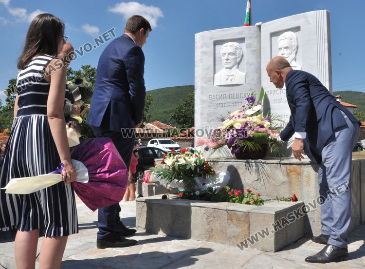 Кметът на Баните Искендер откри паметник на Ботев и Левски в Спахиево