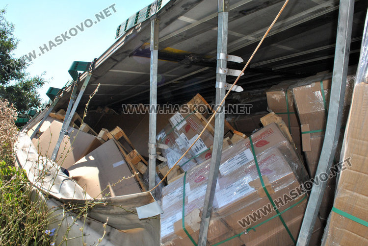 Тир се обърна в дере край магистрала „Марица“