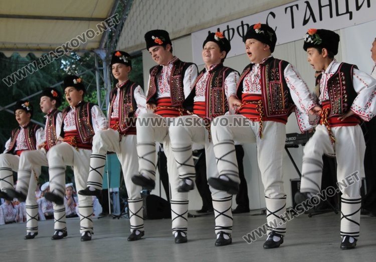 Ръководителите на танцов ансамбъл "Звездица" Антония и Веселин Иванови участваха в международния семинар за любители - танцьори в Пловдив