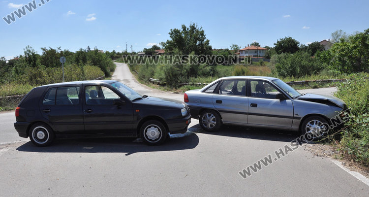 Възрастна шофьорка с Опел засече Голф на разклон