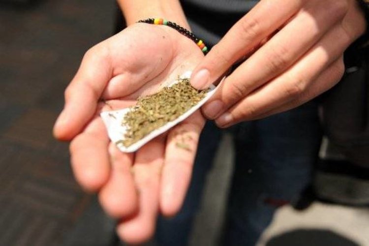 Спипаха на място дилъри на дрога