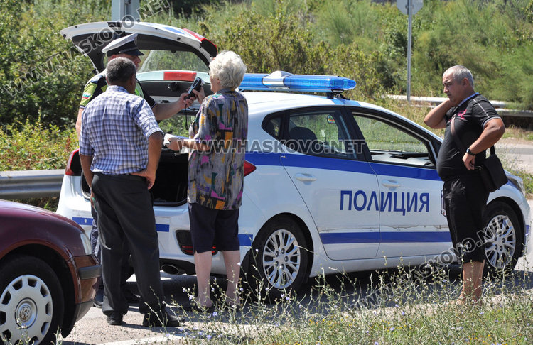 Възрастна шофьорка с Опел засече Голф на разклон