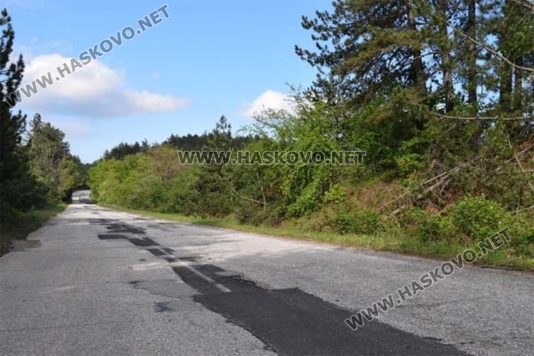 Ремонтират пътя за Ивайловград разбит от дървената мафия