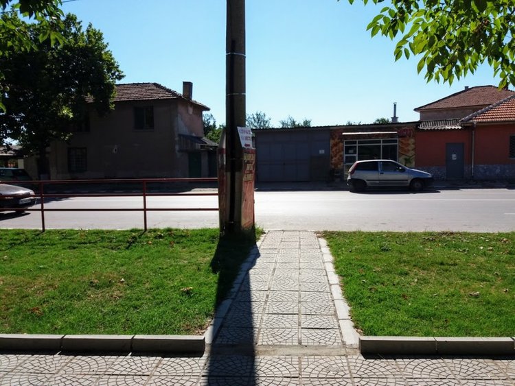 Никой не знае кой е премахнал парапета пред училището в Дебър