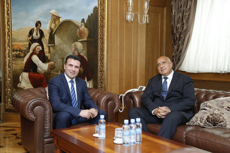 Скопие посрещна Бойко Борисов с военни почести и червен килим