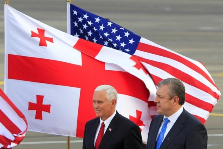 Майк Пенс беше посрещнат на летището от грузинския премиер Гиорги Квирикашвили