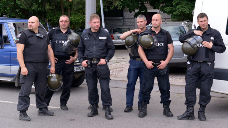 Изплащат парите за дрехи на полицаите