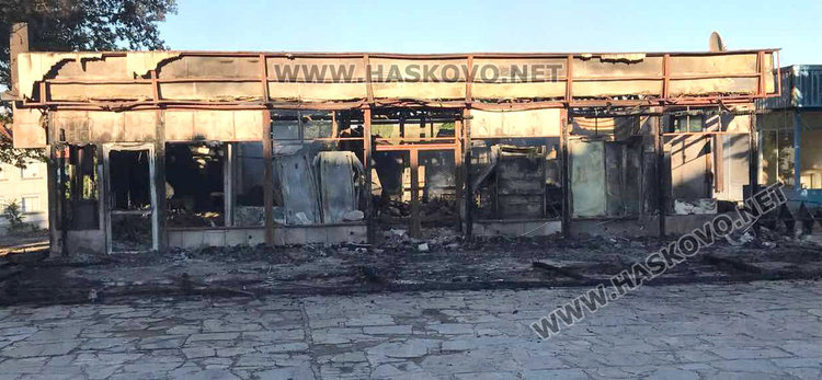 Среднощен пожар изпепели магазина на кмет, кола пламна на магистралата