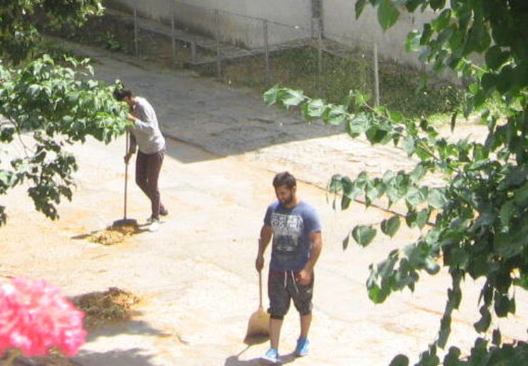 Джигит помете работник по чистотата на улица в Кърджали