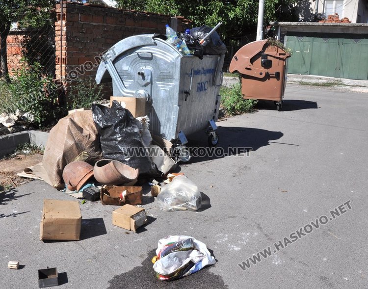 Жалваха се от препълнени контейнери в „Болярово“