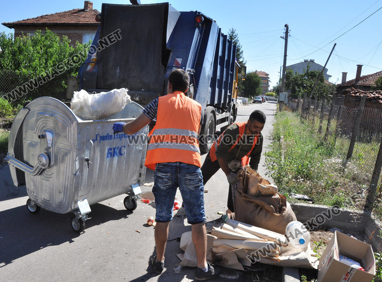 Жалваха се от препълнени контейнери в „Болярово“