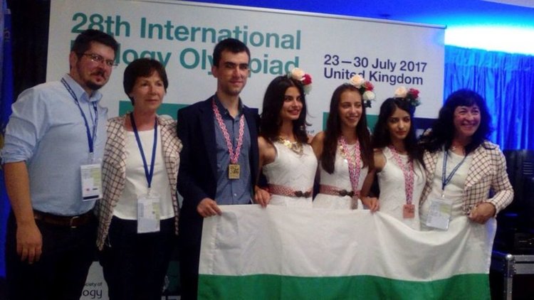 Българският отбор спечели три медала на Международната олимпиада по биология в Англия