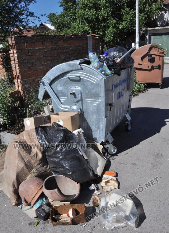 Жалваха се от препълнени контейнери в „Болярово“