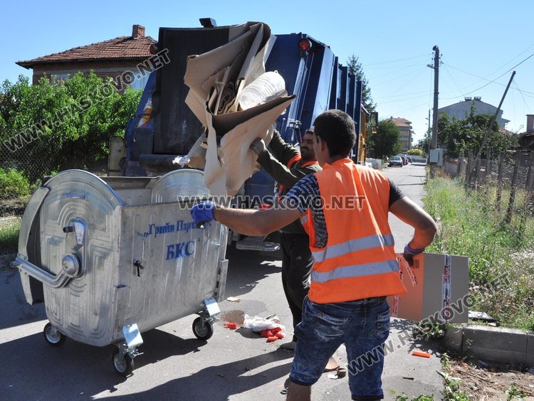 Жалваха се от препълнени контейнери в „Болярово“