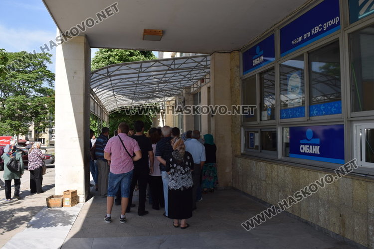 Около 350 граждани на ден подават заявления за лични документи в паспортните звена в областта