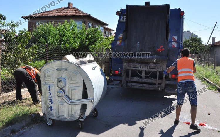 Жалваха се от препълнени контейнери в „Болярово“