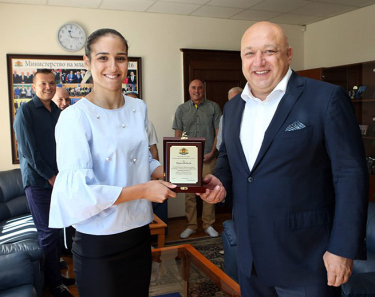 Почетен плакет от министър Кралев и премия за европейската ни шампионка Мария Йовкова