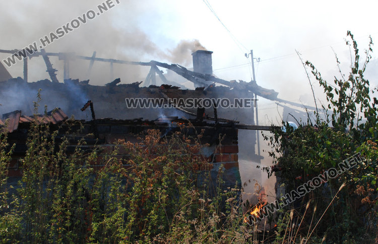 Изгоря къщата на цветарка в Болярово, 3 пожарни я гасиха