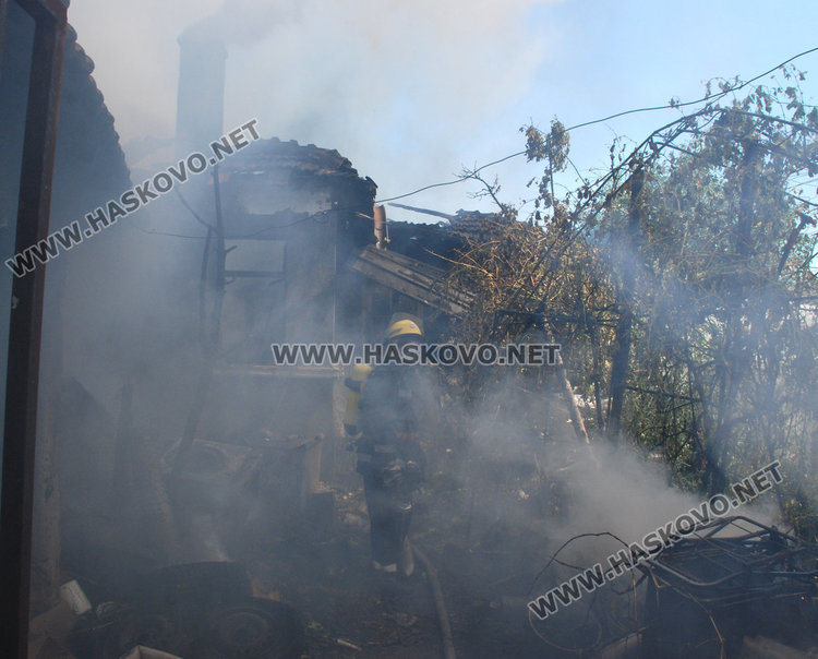Изгоря къщата на цветарка в Болярово, 3 пожарни я гасиха