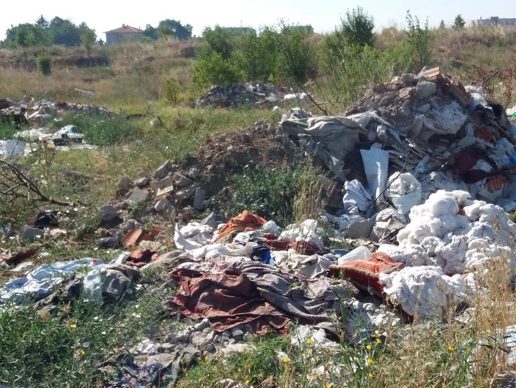Незаконно сметище превзема Първомай