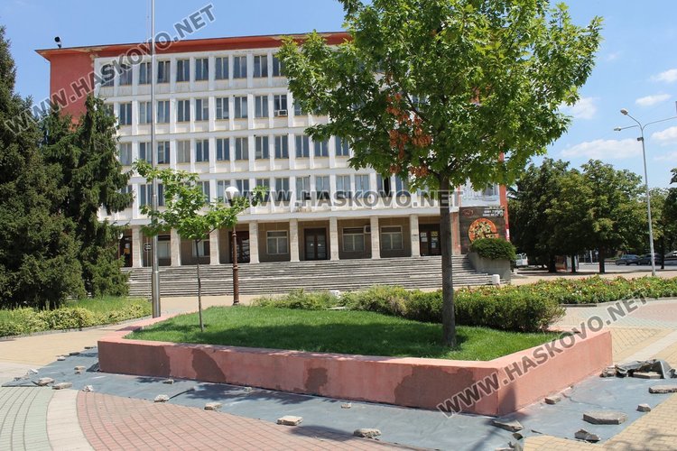 Обновяват рушаща се мазилка на площад "България"