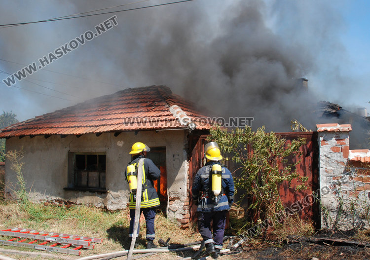 Изгоря къщата на цветарка в Болярово, 3 пожарни я гасиха