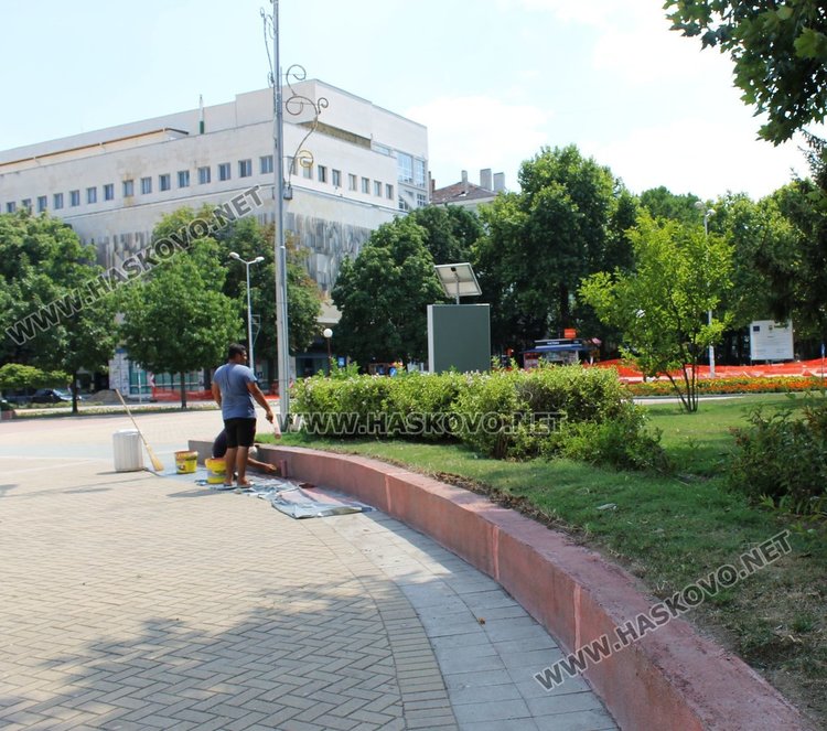 Обновяват рушаща се мазилка на площад "България"