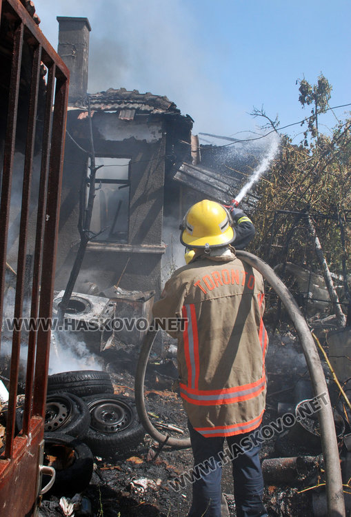 Изгоря къщата на цветарка в Болярово, 3 пожарни я гасиха