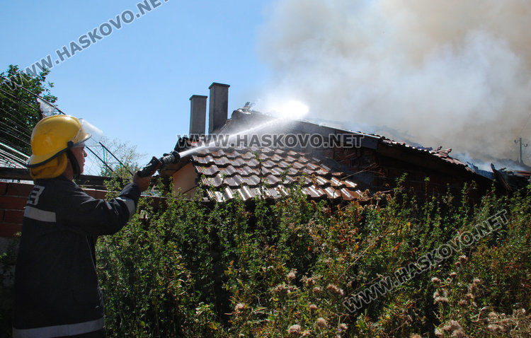 Изгоря къщата на цветарка в Болярово, 3 пожарни я гасиха