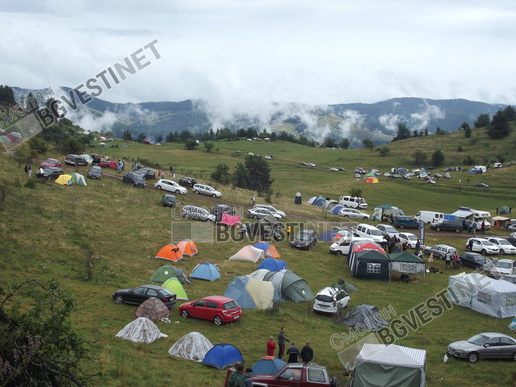 В предишни издания на събора имаше и много дъжд, но той не отказа любителите на нощувка под платнен покрив/архив СмолянБГвести