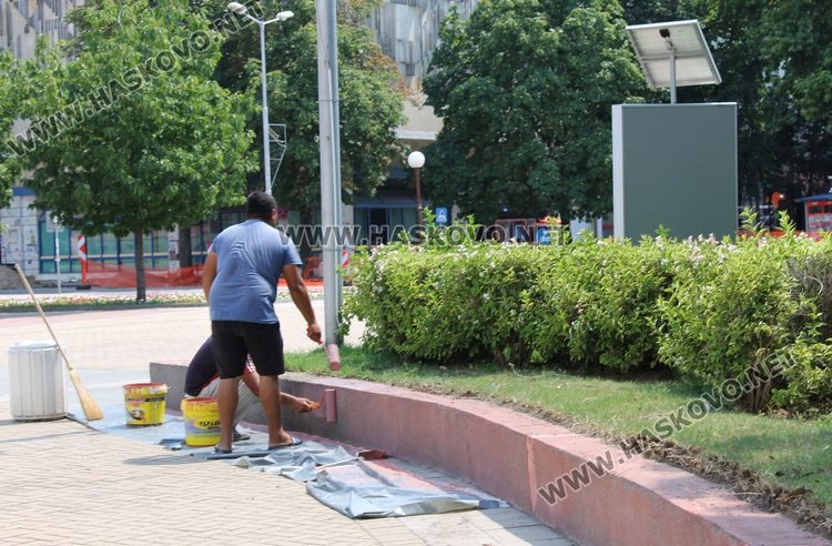 Започна обновяване на мазилката, оформяща градинките със зелените площи на площад "България" 