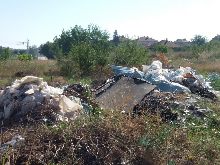 Незаконно сметище превзема Първомай