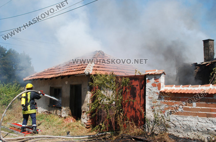 Изгоря къщата на цветарка в Болярово, 3 пожарни я гасиха