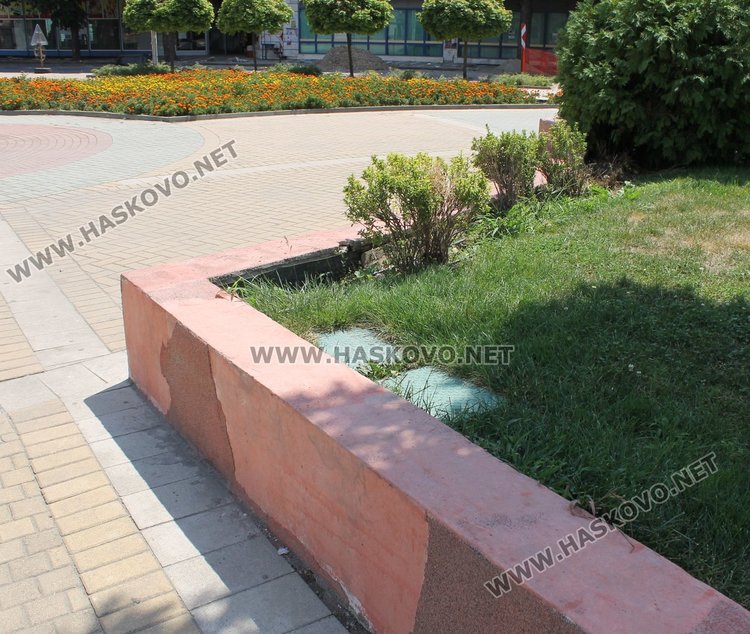 Обновяват рушаща се мазилка на площад "България"