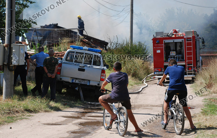 Изгоря къщата на цветарка в Болярово, 3 пожарни я гасиха