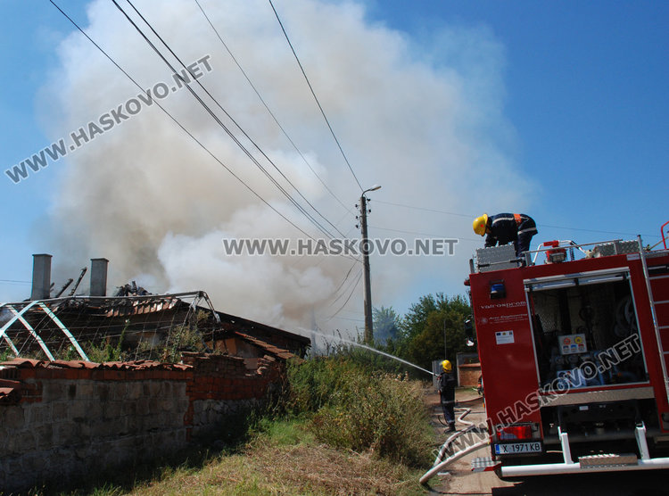 Изгоря къщата на цветарка в Болярово, 3 пожарни я гасиха