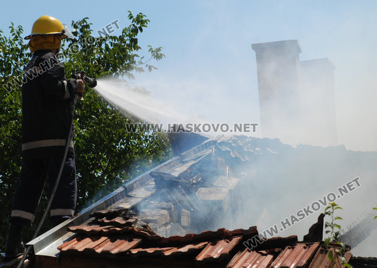 Изгоря къщата на цветарка в Болярово, 3 пожарни я гасиха