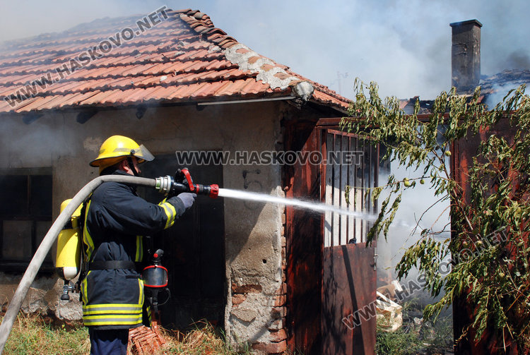 Изгоря къщата на цветарка в Болярово, 3 пожарни я гасиха
