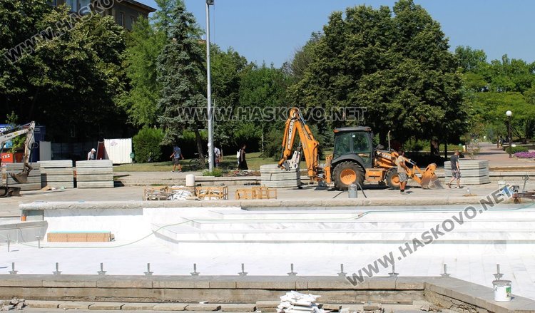 Почистват "Трите музи" и озеленяват центъра на Димитровград