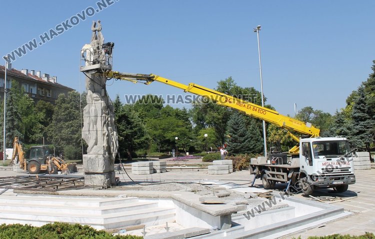 Паметникът на Трите музи на площад "Поезия" бе основно почистен днес по специална технология