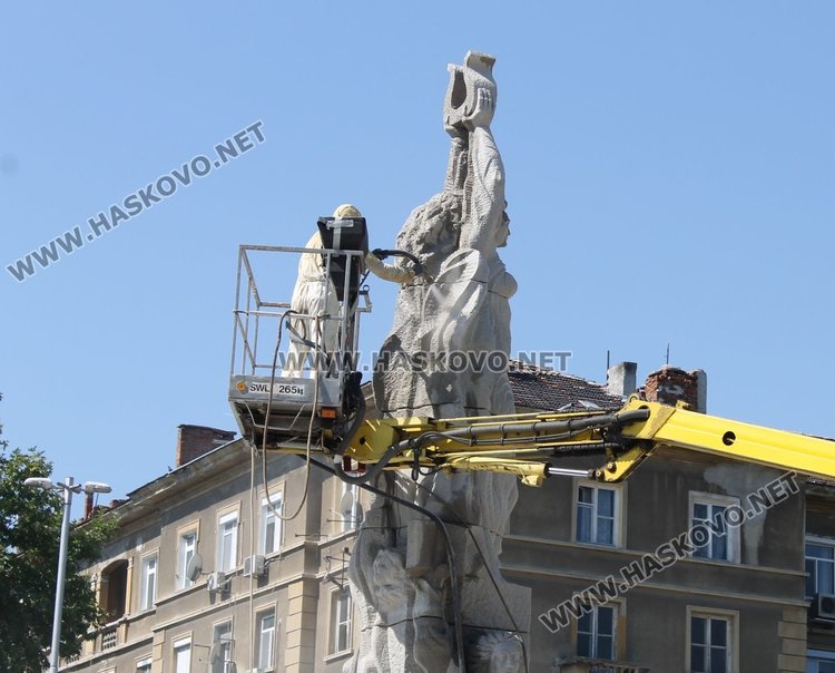 Почистват "Трите музи" и озеленяват центъра на Димитровград