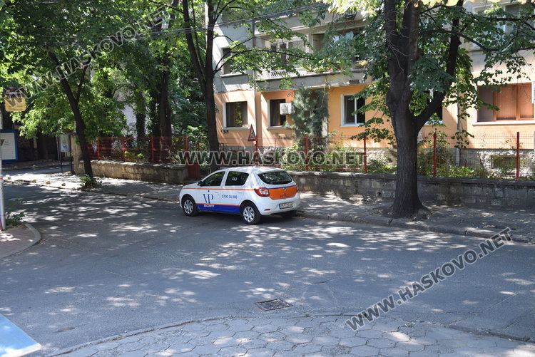 Охранител си паркира безцеремонно на кръстовище в Кърджали,остана безнаказан