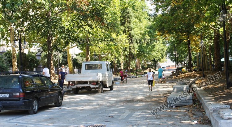 Почистват "Трите музи" и озеленяват центъра на Димитровград