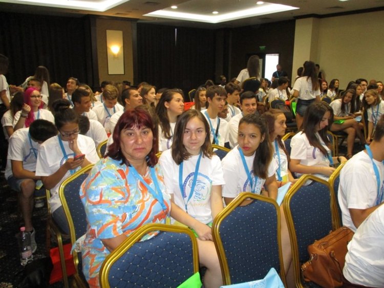 Доброволките Изабела Сангалова и Габриела Маринова от Смолян  участваха  в кампанията „Лято без риск”