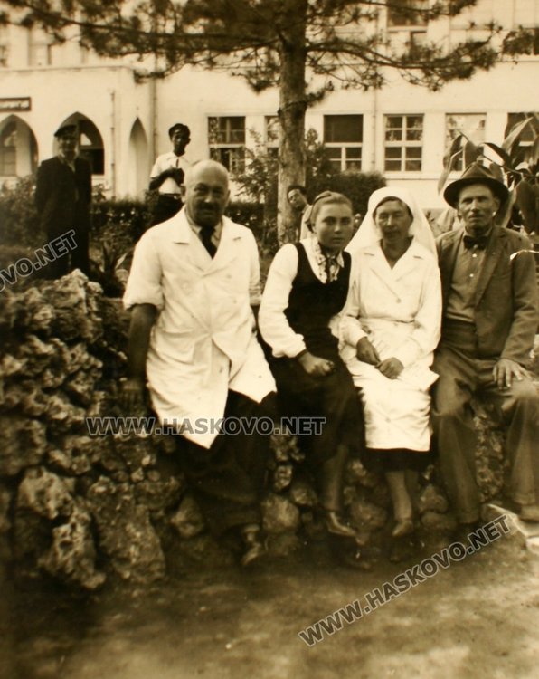Гавриил и Наталия Федоровски в двора на Хасковската болница  през 1945 година