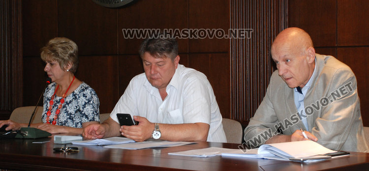 Питат кмета вдигнал ли е наемите за паркингите в Хасково