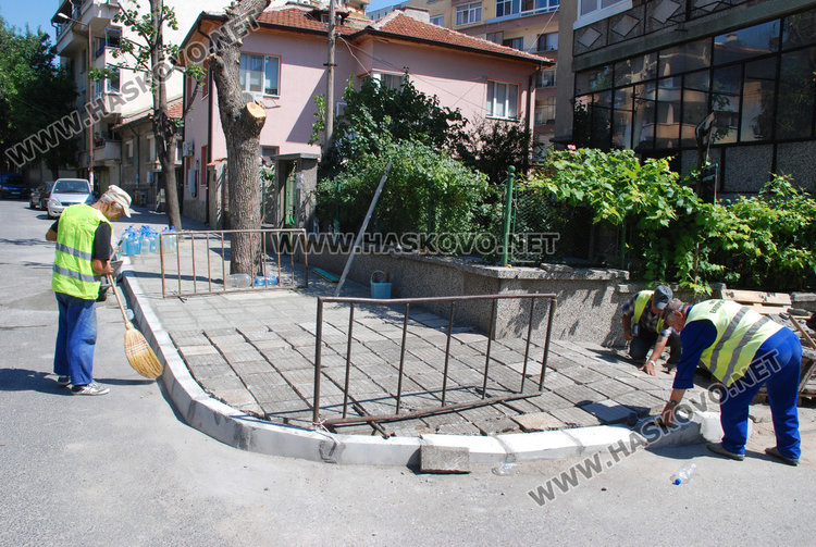 Хасковлийка иска тротоар пред дома си, макар че може да затапи гаражи