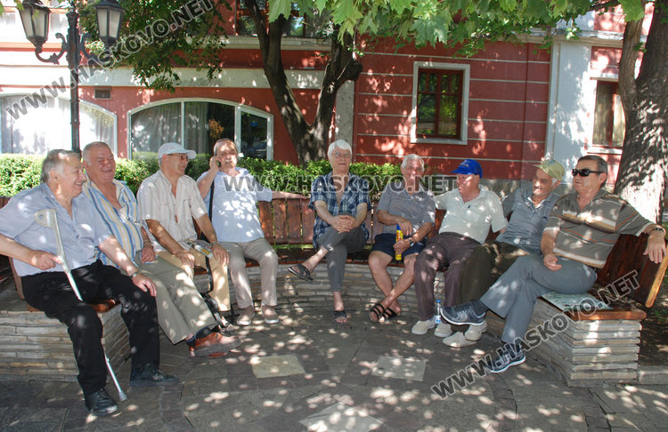 Пенсионери на бунт, взеха им клуба. Общината: незаконен е